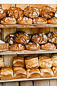 Holzofenbrot in einer Bäckerei, Norddeutschland, Deutschland