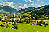 Blick auf Saanen und Gstaad, Berner Oberland, Schweiz, Europa