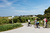 Fahrradfahrer lesen Karte, Ostsee, Vitt, Kap Arkona, Insel Rügen, Mecklenburg-Vorpommern, Deutschland