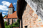 Kirche mit Uhrenturm, Ostsee, Middelhagen, Halbinsel Mönchgut, Insel Rügen, Mecklenburg-Vorpommern, Deutschland