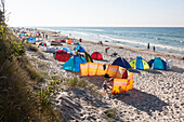 Zelte am Strand, Strandmuschel, Windschutz, Meer, Wellen, Ostsee, Strand bei Bakenberg, Halbinsel Wittow, Insel Rügen, Mecklenburg-Vorpommern, Deutschland