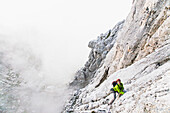 Mann klettert am Predigtstuhl, Stripsenjochhaus, Wilder Kaiser, Tirol, Österreich
