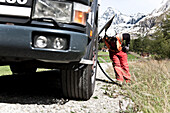 Mann überprüft Tankwagen, Großglockner, Tirol, Österreich