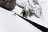 Zwei Skifahrer beim Aufstieg zur Alpspitze, Garmisch-Partenkirchen, Bayern, Deutschland