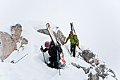 Zwei Skifahrer beim Aufstieg zur Alpspitze, Garmisch-Patenkirchen, Bayern, Deutschland
