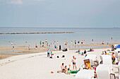 Leute am Strand, Sommerurlaub auf Rügen, Sellin, Rügen, Mecklenburg-Vorpommern, Deutschland