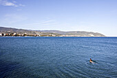 Sommerurlaub am Mittelmeer, Mädchen schwimmt im Meer, Diano Marina, Imperia, Ligurien, Italien