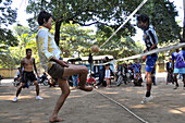 Junge Männer spielen Fußball, Südostasiatisches Fussballspiel, Mandalay, Myanmar, Burma, Asien