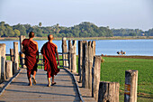 Auf der U Bein Brücke, Amarapura bei Mandalay, Myanmar, Burma, Asien