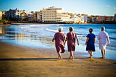 Ältere Damen spazieren über Strand, El Medano, Teneriffa