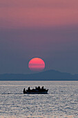 Ein Fischerboot und Sonnenuntergang am Malawi See, Malawi, Afrika