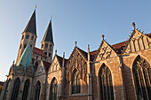 Martinikirche mit Kupferdach, historischer Altstadtmarkt, Heinrich der Löwe, ursprünglich romanische Pfeilerbasilika, die später durch Hinzufügung gotischer Seitenschiffe ausgebaut wurde, Braunschweig, Niedersachsen, Deutschland