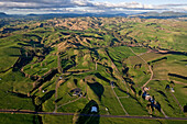 Luftaufnahme von Agrarlandschaft,Von Vulkanen geformte fruchtbare Hügellandschaft,Weideland,Bay of Plenty,Nordinsel,Neuseeland