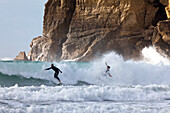 Wellenreiter in der Brandung,Surfer,Castle Point vor Felswand,Ostküste,Nordinsel,Neuseeland