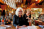 Restaurantbesitzerin Fleur Sullivan vor Fleurs Place,sehr beliebtes Fisch Restaurant in Moeraki rustikal gezimmert,Moeraki,Südinsel,Neuseeland