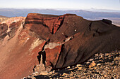 Am Kraterrand des Red Crater am Mount Tongariro,Vulkanlandschaft,schwarze und rote Lava,Tongariro National Park,Nordinsel,Neuseeland