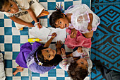 Polynesier, Kinder aus Auckland beim Malen, Pacific Islanders, Sonntagsschule im Gemeindehaus, Auckland, Nordinsel, Neuseeland