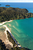Luftaufnahme, Awaroa Inlet, Farbenspiel des Wassers, Bucht am Abel Tasman Track, Abel Tasman Nationalpark, Tasman District, Südinsel, Neuseeland