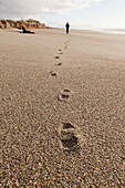 Fußspuren im Sand, Eine Person geht am Strand entlang, Herbststimmung, Südinsel, Neuseeland