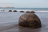 runde Steine am Strand,Moeraki Boulders,Langzeitaufnahme,legendäre kugelförmig Konkretionen,Steinkugeln,Moeraki,Otago,Südinsel,Neuseeland
