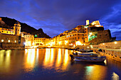 Beleuchteter Hafen von Vernazza bei Nacht, Vernazza, Cinque Terre, Nationalpark Cinque Terre, UNESCO Weltkulturerbe Cinque Terre, Ligurien, Italien