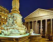 Brunnen auf der Piazza della Rotonda mit Pantheon, beleuchtet, Rom, UNESCO Weltkulturerbe Rom, Latium, Lazio, Italien