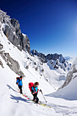 Two backcountry skiers ascending to notch Rote-Rinn-Scharte, Kaiser-Express, Rote-Rinn-Scharte, Wilder Kaiser, Kaiser mountain range, Tyrol, Austria