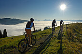 Mountainbiker am Salvensee, Hohe Salve, Kitzbuehler Horn, Kitzbüheler Alpen, Tirol, Oesterreich