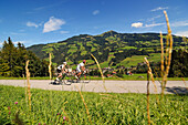 Paar fährt Rennrad, Schwaigerberg, Hopfgarten, Hohe Salve, Kitzbuehler Alpen, Tirol, Oesterreich