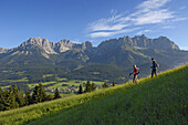 Wanderer am Hausberg, Hartkaiser, Blick auf Wilder Kaiser, Tirol, Österreich