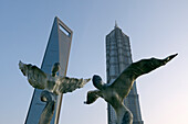 Engel Skulpturen vor Shanghai World Financial Center und Jin Mao-Tower, Lujiazui Park, Pudong, Shanghai, China