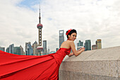 Braut am Bund, im Hochzeitskleid, Oriental Pearl Tower, Shanghai, China