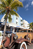 Oldtimer on the Ocean Drive, Art Deco District, South Beach, Miami, Florida, USA