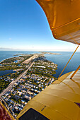 Luftaufnahme aus einem Doppeldecker Flugzeug auf die Inseln der Florida Keys, Florida, USA