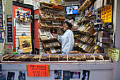 Verkäuferin in einem kubanischen Verkaufsstand für Zigarren auf Duval Street, Key West, Florida Keys, USA