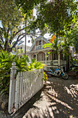 Typische Conch House Architektur, Markenzeichen von Key West, mit Garten, Key West, Florida Keys, Florida, USA