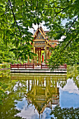 Thailändische Sala mit Buddha Statue auf einer Plattform in einem Wasserbecken, Tempel, Westpark, München, Oberbayern, Bayern, Deutschland