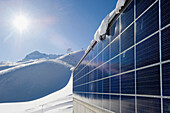 Solarfassade an einer Liftstation im Skigebiet, Zugspitze, Garmisch-Partenkirchen, Bayern, Deutschland