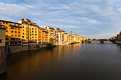 Blick von der Ponte Vecchio auf den Arno, Florenz, Toskana, Italien, Europa