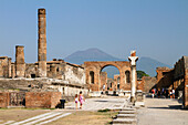 Jupitertempel mit Vesuv, rechts das Macellum (Markthalle), antike Stadt Pompeji von Neapel