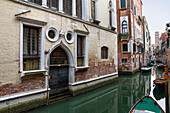 Kanal mit Booten, Venedig, Lagune von Venedig, Venetien, Italien, Europa