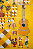 Bunte Kacheln mit Tanz- und Musikmotiven am Adoga Machado Fado Restaurant und Club in der Bairro Alto Altstadt, Lissabon, Portugal