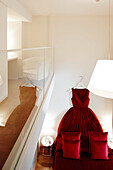 Zimmer 'Sleeping in a Ballgown' mit Bett in Form eines Abendkleids, Hotel Maison Moschino, Via Monte Grappa 12, Mailand, Italien