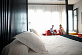 Paar sitzt in einer Suite, Hotel Market, Barcelona, Katalonien, Spanien