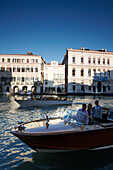 Blick auf Wassertaxis auf dem Canal Grande, den Palast Palazzo Grassi und Palazzina Grassi Hotel, Design Philippe Starck, Sestriere San Marco 3247, Venedig, Italien