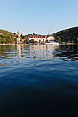 Blick auf die Bucht mit Segelbooten und das Hotel Sipan, Sipanska Luka, Insel Sipan, Elaphiten-Archipel, nordwestlich Dubrovnik, Kroatien