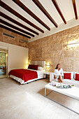 Frau sitzt in einer Suite, Santa Clara Urban Hotel, Palma de Mallorca, Mallorca, Balearische Inseln, Spanien