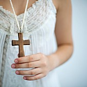 joven religiosa con cruz en la mano Young religious youth with cross in hand