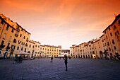 Piazza dell´Amfiteatro at dusk, Lucca, Italy