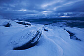 Frostige Abendstimmung mit Blick vom Gipfel des An Ruadh-mheallan über die Highlands des Wester Ross, Torridon, Schottland, Großbritannien